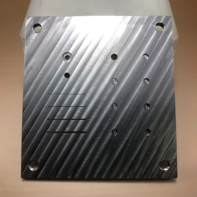 Componentes de usinagem de metal com microranhura de precisão