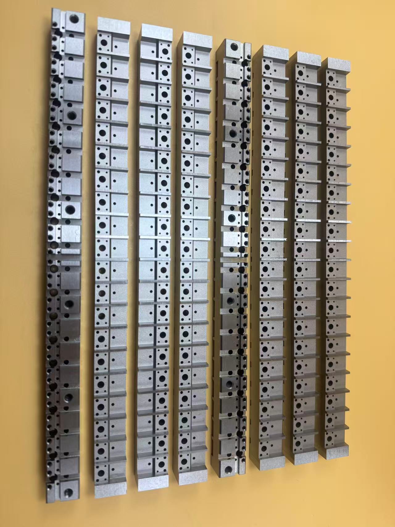 Quais são os principais fatores que afetam as peças Wire EDM?