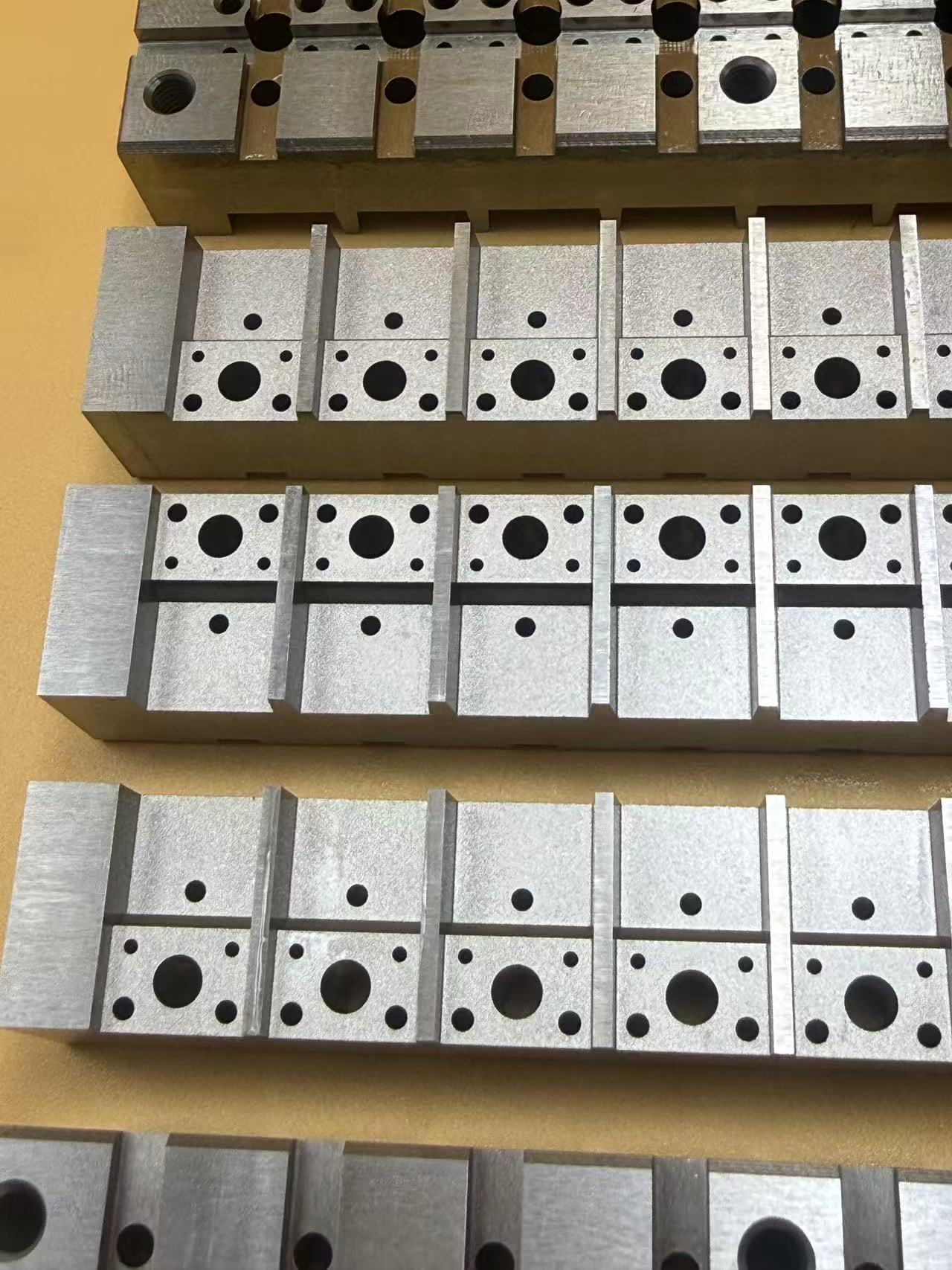 Quais são as vantagens da tecnologia de processo de corte de fio de precisão na usinagem?