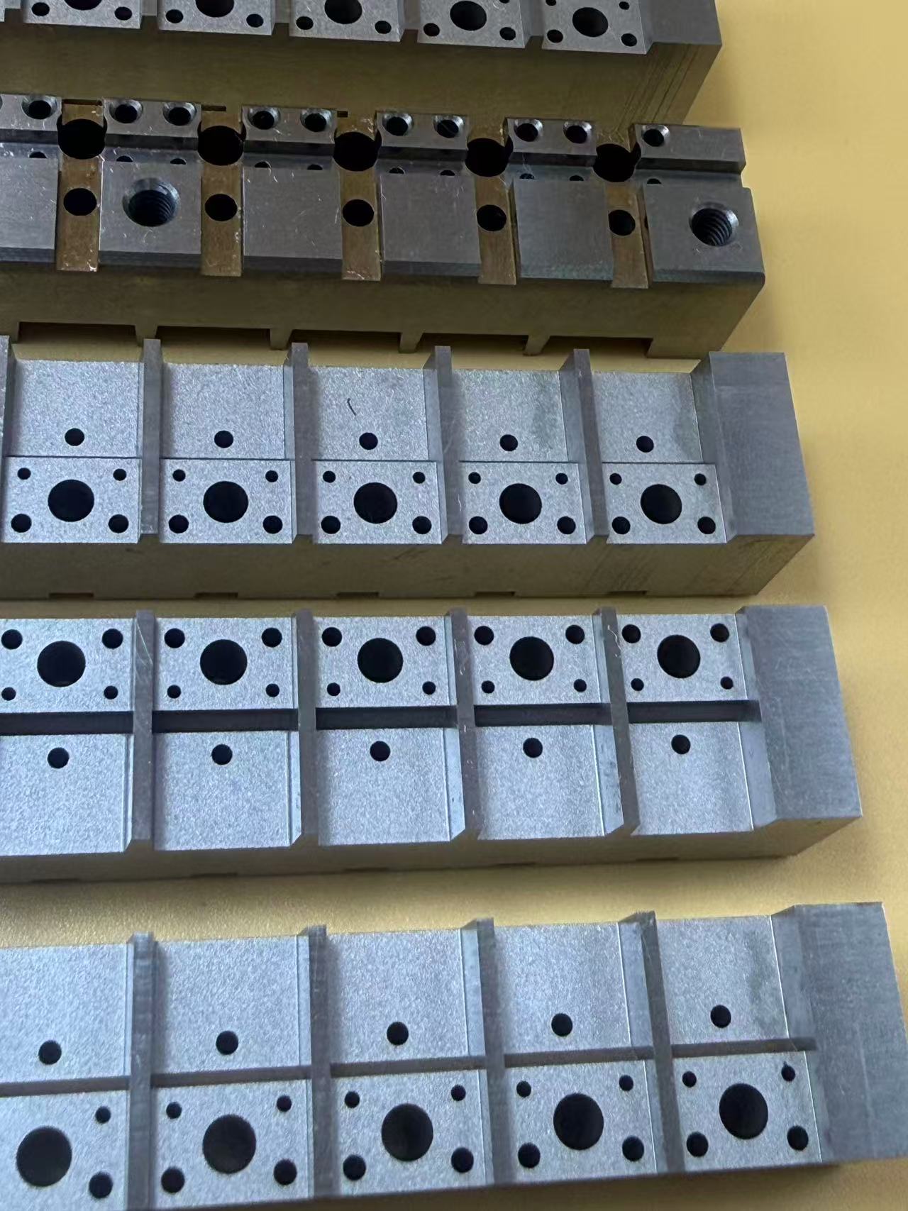 Quais são as aplicações da tecnologia de usinagem de descarga elétrica de fio lento em moldes de embalagens de semicondutores?